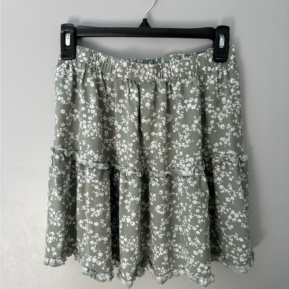Light green flowy Ruffle floral skirt size medium  NWOT